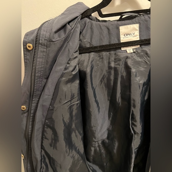 Only water resistant navy jacket with hood. Size M - Picture 6 of 8